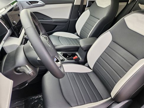 New 2025 Volkswagen Taos SEL image 5