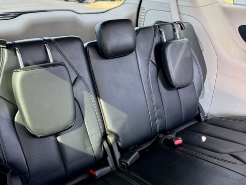 Used 2024 Chrysler Pacifica Touring-L image 11