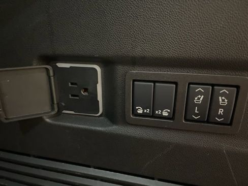 Used 2025 GMC Yukon Denali image 48