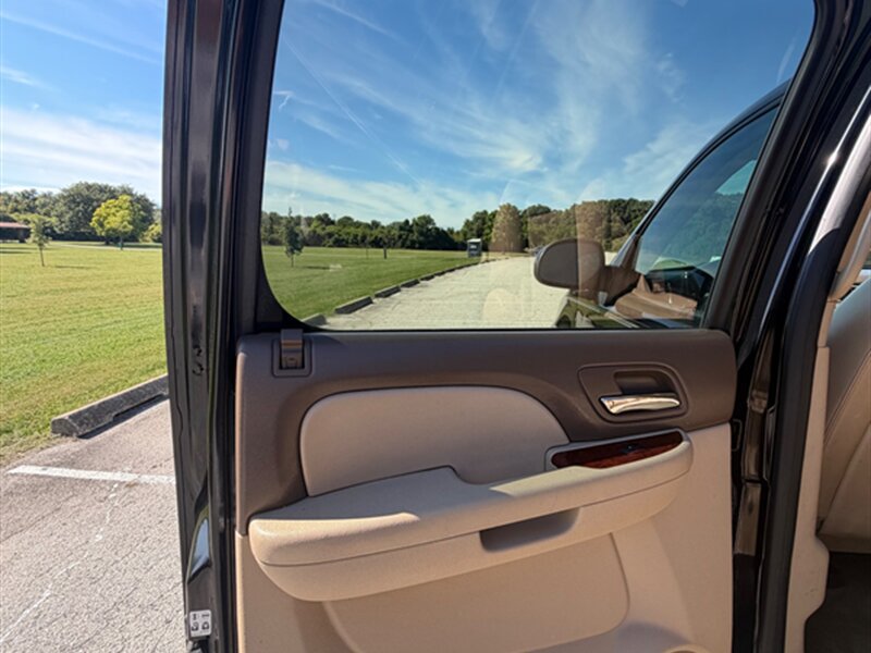 Used 2011 GMC Yukon XL SLT w/ SLT-2 Equipment Package AWD/4WD image 27