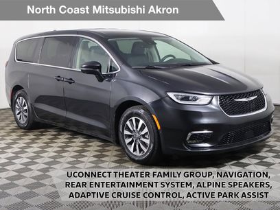 Used 2022 Chrysler Pacifica Touring-L w/ Uconnect Theater Family Group