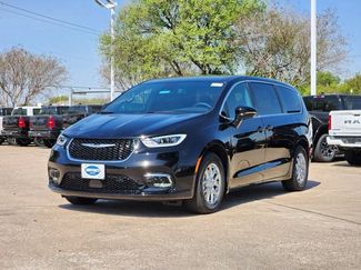 New 2026 Chrysler Pacifica Select video 2