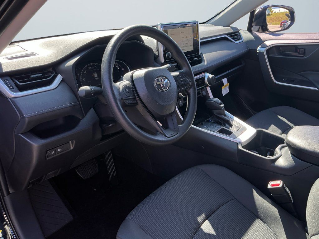 Used 2025 Toyota RAV4 LE AWD/4WD image 10