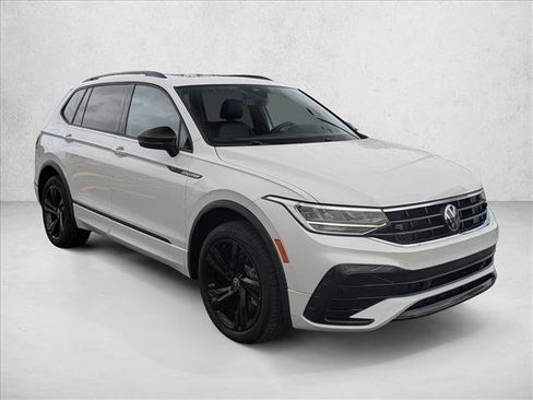 Used 2023 Volkswagen Tiguan SE R-Line FWD image 3