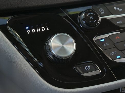 Used 2024 Chrysler Pacifica Touring-L image 33