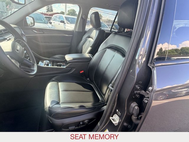 Used 2023 Jeep Grand Cherokee Limited w/ Black Appearance Package AWD/4WD image 10