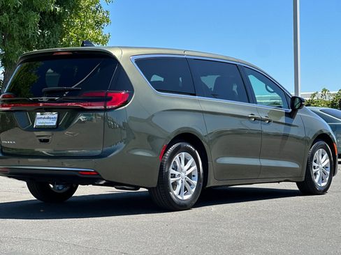New 2027 Chrysler Pacifica Select FWD image 4