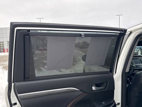 Used 2018 Toyota Highlander Limited Platinum image 18