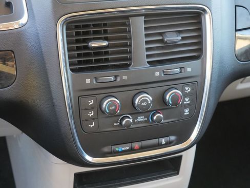 Used 2018 Dodge Grand Caravan SE w/ UConnect Hands-Free Group image 23