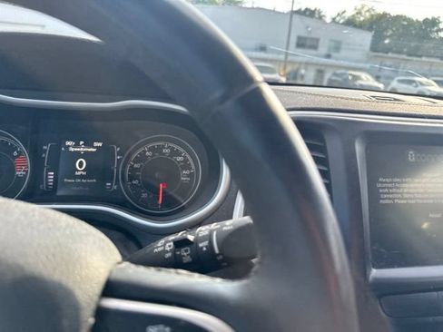 Used 2018 Jeep Cherokee Latitude Plus FWD image 30