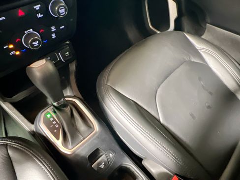 Used 2021 Jeep Renegade Latitude FWD image 26
