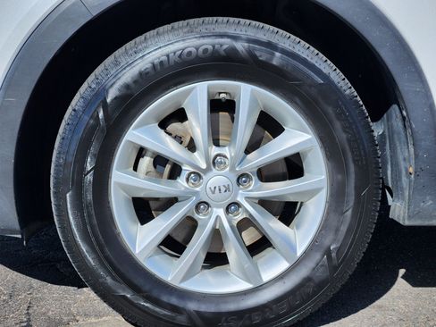 Used 2017 Kia Sorento LX image 10