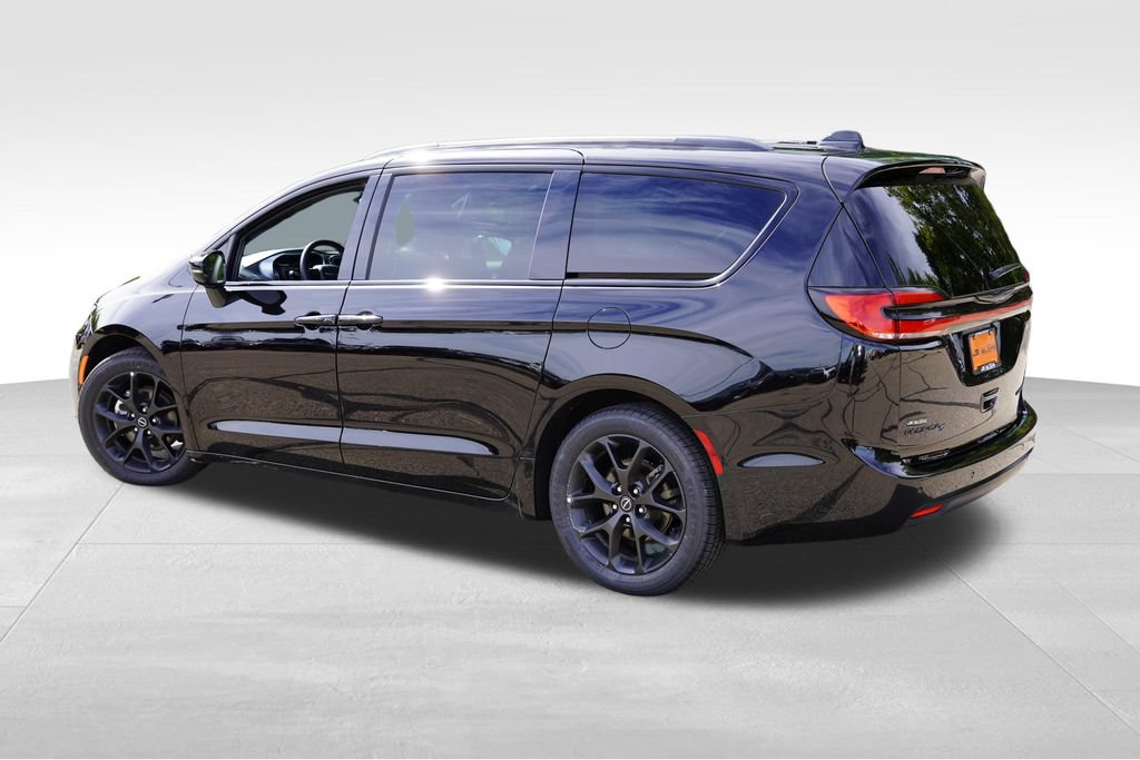 Used 2025 Chrysler Pacifica Limited FWD image 8