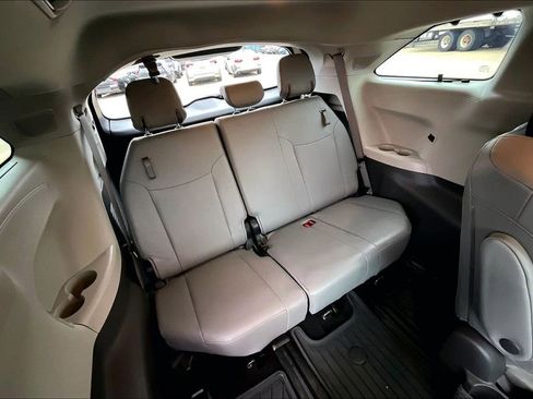 Used 2021 Toyota Sienna Limited FWD image 27