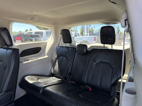 Used 2023 Chrysler Pacifica Touring-L FWD image 12