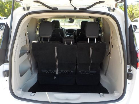 Used 2023 Chrysler Pacifica Touring-L image 10