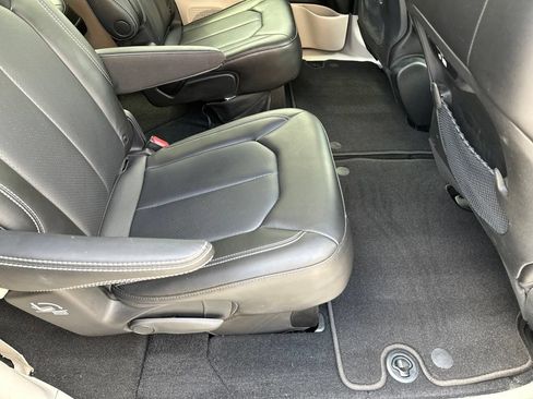 Used 2023 Chrysler Pacifica Touring-L AWD/4WD image 19