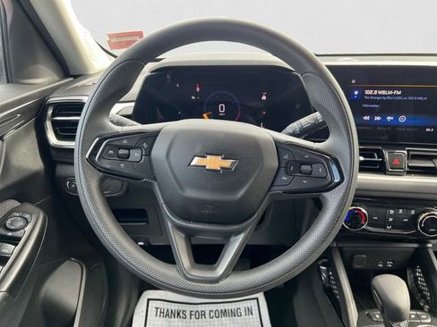 Used 2025 Chevrolet TrailBlazer LT AWD/4WD image 12