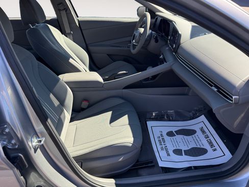 Certified 2022 Hyundai Elantra SEL w/ Preferred Accessory Package FWD image 19