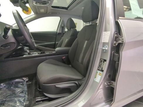 Used 2025 Hyundai Elantra SEL FWD image 13