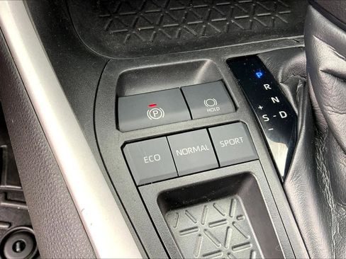 Used 2021 Toyota RAV4 XLE w/ Convenience Package FWD image 34