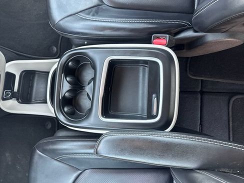 Used 2023 Chrysler Pacifica Touring-L FWD image 21
