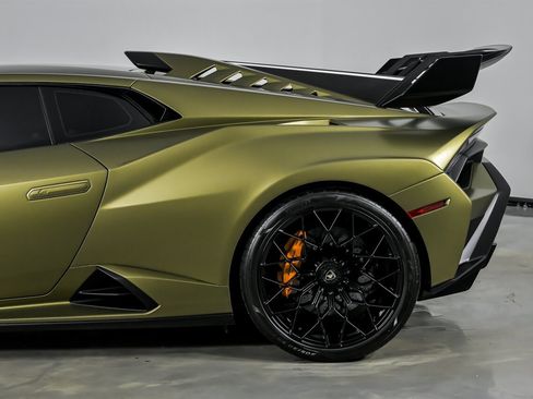 Used 2023 Lamborghini Huracan STO image 9