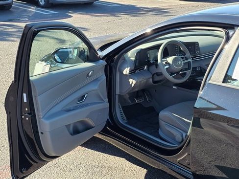 Certified 2025 Hyundai Elantra Sport image 33