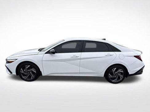 Certified 2025 Hyundai Elantra Sport FWD image 2