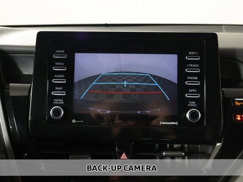 Used 2022 Toyota Camry SE image 4