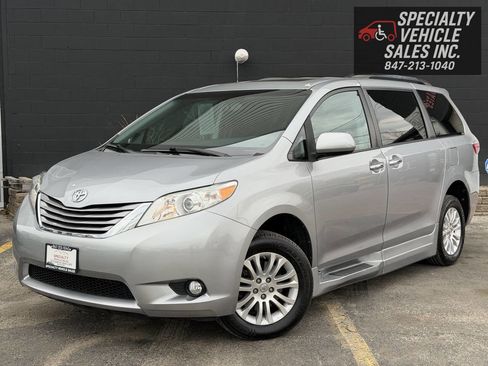 Used 2017 Toyota Sienna XLE image 4