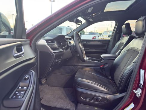 Used 2023 Jeep Grand Cherokee Altitude AWD/4WD image 10