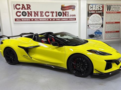 Used 2024 Chevrolet Corvette Z06 w/ Z07 Performance Package RWD image 3