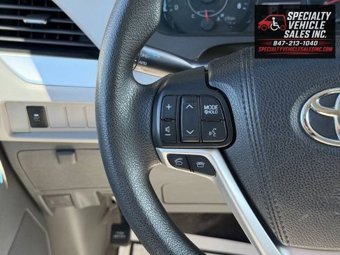 Used 2016 Toyota Sienna LE FWD image 40