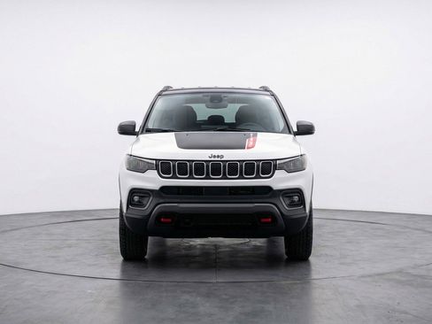 Used 2025 Jeep Compass Trailhawk image 2