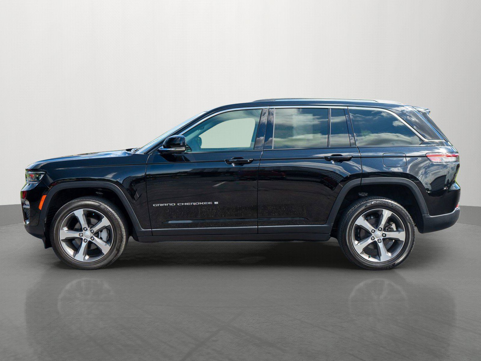 Used 2023 Jeep Grand Cherokee Limited AWD/4WD image 4