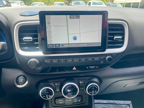 Used 2025 Hyundai Venue Limited FWD image 13