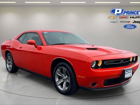 Used 2019 Dodge Challenger SXT RWD image 1