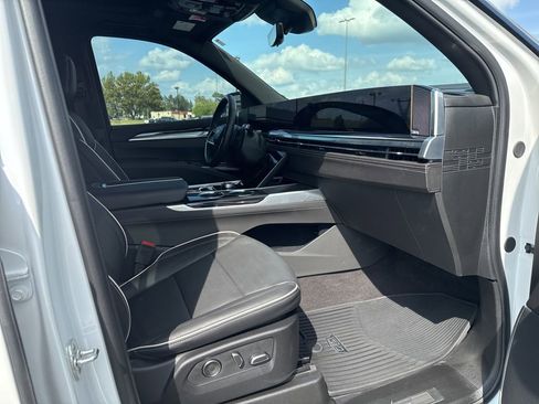 Used 2025 Cadillac Escalade Sport w/ Touring Package AWD/4WD image 8