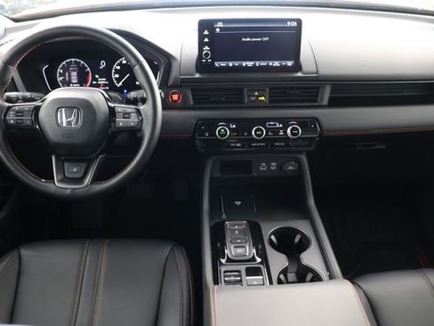 Used 2025 Honda Pilot TrailSport image 2