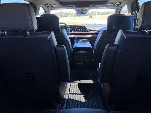 Used 2024 Cadillac Escalade Premium Luxury Platinum image 15