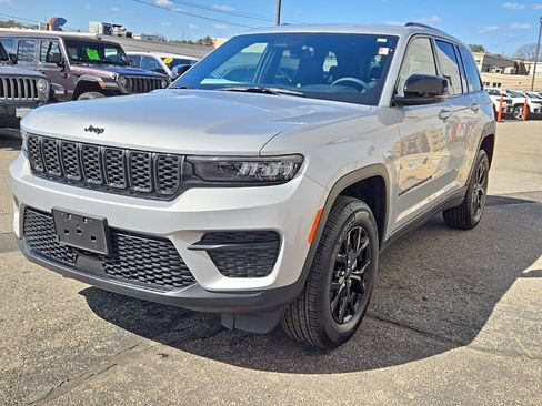 Certified 2025 Jeep Grand Cherokee Altitude image 2