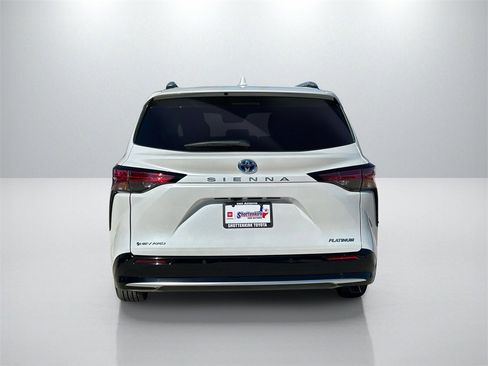 Used 2025 Toyota Sienna Platinum image 6