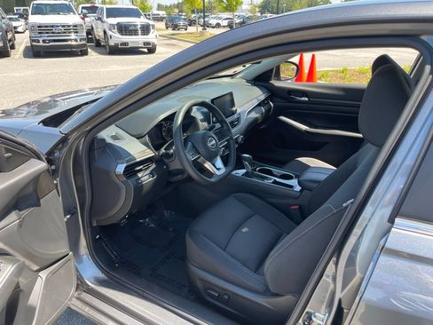 Used 2024 Nissan Altima 2.5 SV FWD image 33