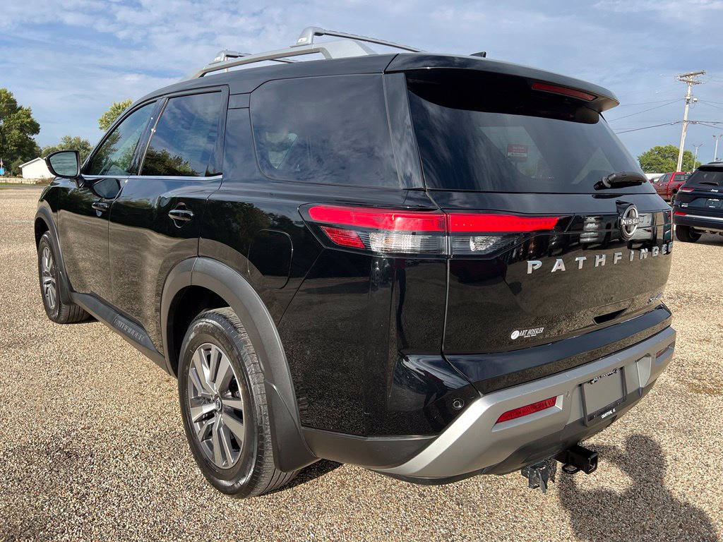 Used 2023 Nissan Pathfinder SL AWD/4WD image 3