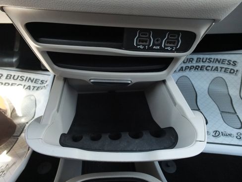 Used 2023 Chrysler Pacifica Touring-L FWD image 27