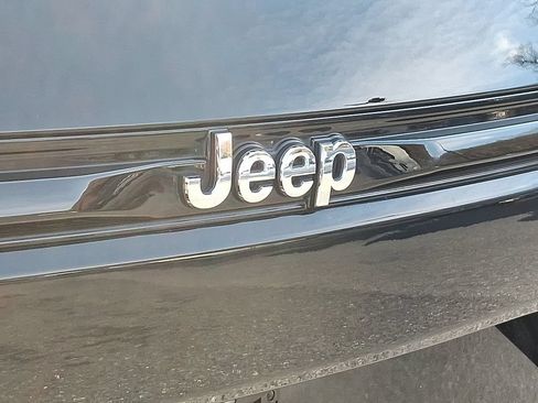 Used 2023 Jeep Grand Cherokee Overland AWD/4WD image 37