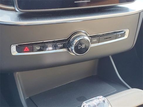 Used 2025 Volvo XC90 B6 Plus image 24