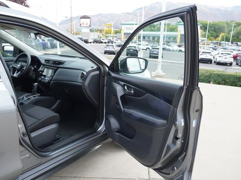 Used 2020 Nissan Rogue SV image 26