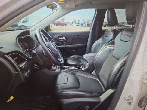 Used 2019 Jeep Cherokee Trailhawk w/ Cold Weather Group AWD/4WD image 5